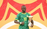 Le footballeur sénégalais Sadio Mané porte la coupe de la CAN-2025 le 18 janvier 2026 à Rabat après la victoire des Lions de la Teranga en finale du tournoi. La star sénégalaise a été élu joueur de ce tournoi
