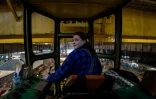Nadia Bogomal, une grutière de 37 ans, pose dans sa cabine dans les chantiers navals de Gdansk, le 6 mars 2026