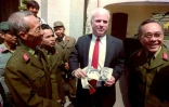 John McCain Ă HanoĂŻ le 19 octobre 1992