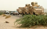 Une colonne de véhicules blindés et de pick-up transportant des forces progouvernementales yéménites arrive dans la localité d'al-Douraïhimi, à quelque neuf km du port de la ville de Hodeida, tenue par les rebelles et cible d'une offensive, le 13 juin 2018