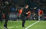 L'entraîneur espagnol d'Aston Villa, Unai Emery (d.), et l'entraîneur espagnol du Paris Saint-Germain, Luis Enrique (g.), pendant le quart de finale aller de C1 entre leurs deux équipes, à Paris, le 9 avril 2025