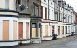 Des maisons barricadées, après une deuxième nuit d'émeutes visant des immigrés, le 11 juin 2025 à Ballymena, en Irlande du Nord