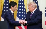 Le président américain Donald Trump et nouveau président de la Réserve fédérale (Fed), Kevin Warsh (g), lors d'une cérémonie d'investiture à la Maison Blanche, le 22 mai 2026 à Washington
