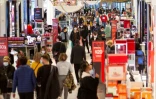 Des clients dans un magasin Macy's pendant le Black Friday, le 27 novembre 2020 à New York