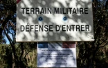 Une affiche invitant à respecter les lieux d'un cimetière sauvage d'enfants harkis situé sur un terrain militaire, le 5 février 2022 à Laudun-L'Ardoise, dans le Gard