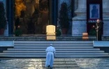 Le pape François à la basilique Saint-Pierre, au Vatican le 27 mars 2020