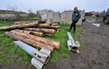 Vitali Sydor devant des débris de missiles dans sa ferme de Novogrygorivka, dans la région de Mykolaïv, le 10 avril 2023 en Ukraine
