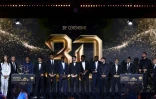 Le 11 type de Ligue 1 aux Trophées UNFP pose sur scène dans la salle de cérémonie à Paris, le 15 mai 2022 