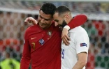Les attaquants portugais Cristiano Ronaldo et français Karim Benzema, anciens coéquipiers au Real Madrid, rentrent au vestiaire à la mi-temps du match de poules entre le Portugal et la France à l'Euro 2020, le 23 juin 2021 à Budapest