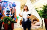 Michelle Kaufmann, directrice de la recherche et développement pour les bureaux, lors d'une visite du nouveau campus de Google, le 27 juin 2022 à Moutain View, en Californie