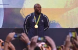 Teddy Riner champion olympique de judo pose devant les photographes après sa victoire, le 12 août 2016 à Rio