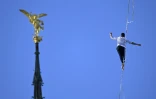 Le funambule Nathan Paulin sur une slackline de 2.200 mètres de long reliant une grue à l'abbaye du Mont Saint-Michel, le 24 mai 2022