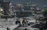 Des pelleteuses déblaient la boue et les gravats après la crue destructrice dans l'Himalaya, le 30 août 2026 à Trishuli, dans le district népalais de Nuwakot