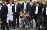 Le candidat d'En Marche! Emmanuel Macron (3eD) lors d'une visite de l'hôpital de Garches (Hauts-de-Seine), en compagnie du Dr Patrick Pelloux (2eD), syndicaliste et médecin urgentiste