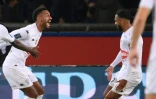 Le milieu angevin Angelo Fulgini célèbre son but contre Paris avec Sofiane Boufal au Parc des Princes, le 15 octobre 2021 