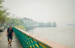 Fumée toxique causée par des feux de forêt enveloppant le village de Benua Melayu Laut, à Pontianak, dans le Kalimantan occidental, le 17 septembre 2026