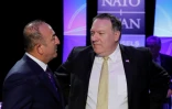 Le ministre turc des Affaires étrangères Mevlüt Cavusoglu et le secrétaire d'Etat américain Mike Pompeo lors d'un dîner durant le sommet de l'Otan à Bruxelles, le 11 juillet 2018