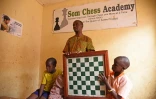 Robert Katende (c), l'entraîneur de Phiona Mutesi, lors d'une session d'entrainement à l'académie d'échecs de Katwe, banlieue de  Kampala, le 29 septembre 2016