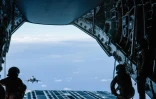 Un chasseur Rafale vole près d'un Airbus A400M au-dessus du détroit de la Sonde le 24 juillet 2024 lors de la mission française Pégase 2024