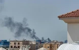 De la fumée s'élève d'un quartier d'Abou Dhabi après un tir de missile iranien annoncé par le ministère de la Défense des Emirats arabes unis, le 28 février 2026