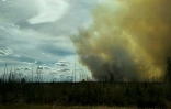 Cette image diffusée avec l'autorisation de Kosar montre la fumée et les flammes de l'incendie à Fort McMurray, en Alberta, au Canada, le 14 mai 2024
