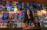 Le guitariste américain Marty Friedman, ancien membre du célèbre groupe de trash metal Megadeth au "Flying V", un bar heavy metal, le 2 mai 2024 à Singapour