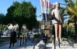 Une statue du président Hafez al-Assad, père de Bachar al-Assad, dans une rue de Damas, le 2 décembre 2024