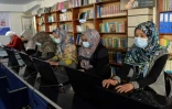 Des femmes apprennent à créer des sites internet dans les locaux d?une ONG à Hérat, dans l?ouest de l?Afghanistan, le 23 février 2021