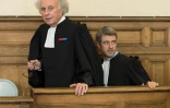 Les avocats de Cécile Bourgeon Gilles-Jean Portejoie (g) et Renaud Portejoie (d) dans la salle de la cour d'assises de Haute-Loire au Puy-en-Velay, le 5 février 2018