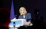 Marine Le Pen du Rassemblement national (RN) fait une déclaration après l'annonce des résultats du 1er tour des législatives, le 30 juin 2024 à Hénin-Beaumont, dans le Pas-de-Calais