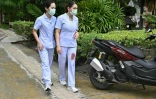 Des infirmières à l'uniforme tâché de sang, après la fusillade dans un lycée près de Bangkok, le 7 août 2026