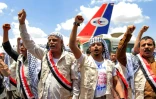 Des prisonniers Houthis libérés dans le cadre d'un accord d'échange, à leur arrivée à l'aéroport de Sanaa, le 14 avril 2023 au Yémen