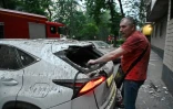 Un homme retrouve sa voiture endommagée après une série d'attaques russes contre la ville de Kharkiv, dans l'est de l'Ukraine, le 7 juin 2025