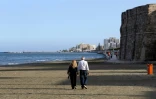 Un couple marche sur une plage à Larnaca, dans le sud de Chypre, le 4 mai 2020
