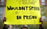 "Trump ne passerait pas une seconde en prison pour toi", affirme un manifestant à l'adresse de Paul Manafort le 31 juillet 2018 à Alexandria
