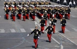 Des élèves de l'Ecole spéciale militaire de Saint-Cyr défilent le 14 juillet 2022 sur les Champs-Elysées à Paris