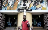 Un Congolais dans une église avant une marche anti-Kabila à Kinshasa, le 21 janvier 2018