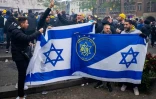 Les supporters du Maccabi Tel Aviv brandissent des drapeaux sur la place du Dam avant le match de football de la Ligue Europa entre l'Ajax et le Maccabi Tel Aviv, à Amsterdam, le 7 novembre 2024