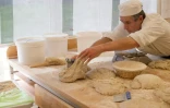 Un élève de l'Ecole internationale de boulangerie, en avril 2018, à Noyers-sur-Jabron (Alpes-de-Haute-Provence)