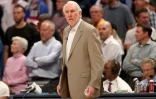 L'entraîneur des San Antonio Spurs Gregg Popovich suit le match 2 des play-offs NBA contre les Denver Nuggets, le 16 avril 2019 à Denver
