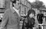Christine Villemin (D), accompagnée de son avocat Maître Thierry Moser, arrive au tribunal d'Epinal, le 19 décembre 1985