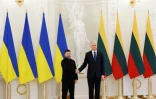 Le président ukrainien Volodymyr Zelensky (G) et son homologue lituanien Gitanas Nauseda lors d'une rencontre à Vilnius, le 25 janvier 2026
