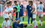 Kylian Mbappe reste au sol après un contact lors de la victoire des Bleus en 16e de finale de la Coupe du monde contre le Paraguay, le 4 juillet 2026 à Philadelphie