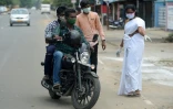 Une soignante propose un test de coronavirus à deux motards, à Chennai (Inde), le 30 août