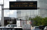 Panneau de signalisation sur le périphérique parisien avant le mouvement "Bloquons tout", le 9 septembre 2025