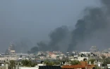Un panache de fumée s'élève au-dessus de Khan Younès, dans le sud de la bande de Gaza, lors d'un bombardement israélien, le 8 janvier 2024