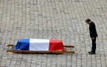 Emmanuel Macron s'incline devant le cercueil de "l'ultime héros des Compagnons de la Libération", Hubert Germain, décédé à l'âge de 101 ans, durant un hommage national à l'Hôtel des Invalides à Paris, le 15 octobre 2021

