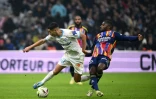 Le milieu de l'OM Amine Harit (g) à la lutte avec le Lyonnais Clinton Mata, le 6 décembre 2023 au stade Vélodrome