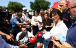 La préfète de Gironde et de Nouvelle-Aquitaine, Sophie Brocas (D), le 23 juillet 2026 lors d'une conférence de presse au Porge (Gironde)