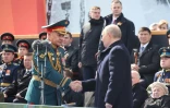 Sergueï Shoïgou, alors ministre russe de la Défense, avec le président Vladimir Poutine (D) lors de la parade militaire du 9 mai 2024 à Moscou